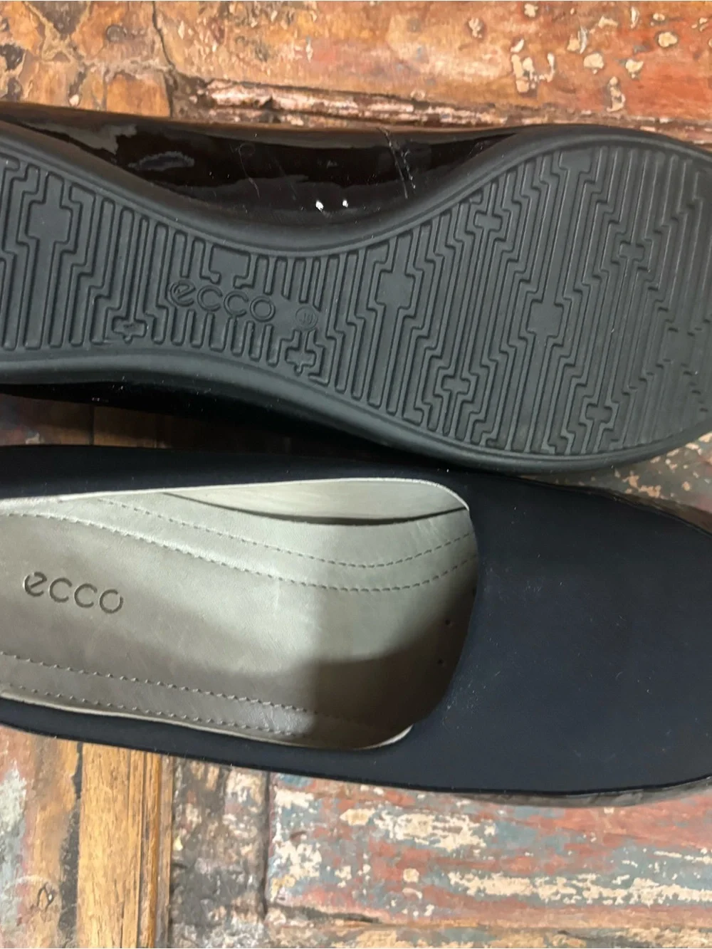 Ecco sleek black